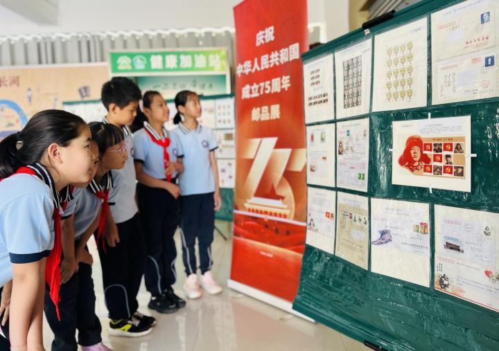 威海市北竹島小學舉行&ldquo;方寸伴我行，祖國在心中&rdquo;紅色主題郵展