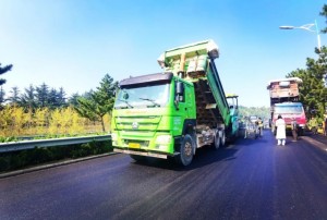 S201威東線（機(jī)場(chǎng)路）路段，預(yù)計(jì)10月20日路面主體完工